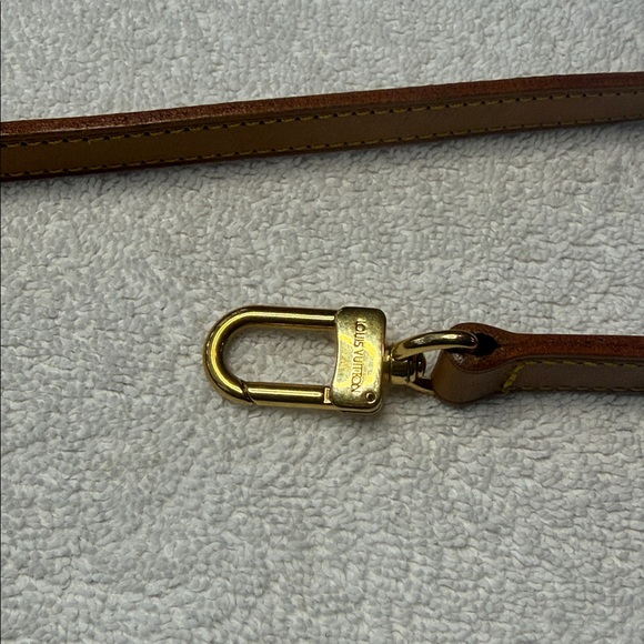 Louis Vuitton Beige Leather Crossbody Strap 
Gold Clasp with box and dust bag - Picture 11 of 14